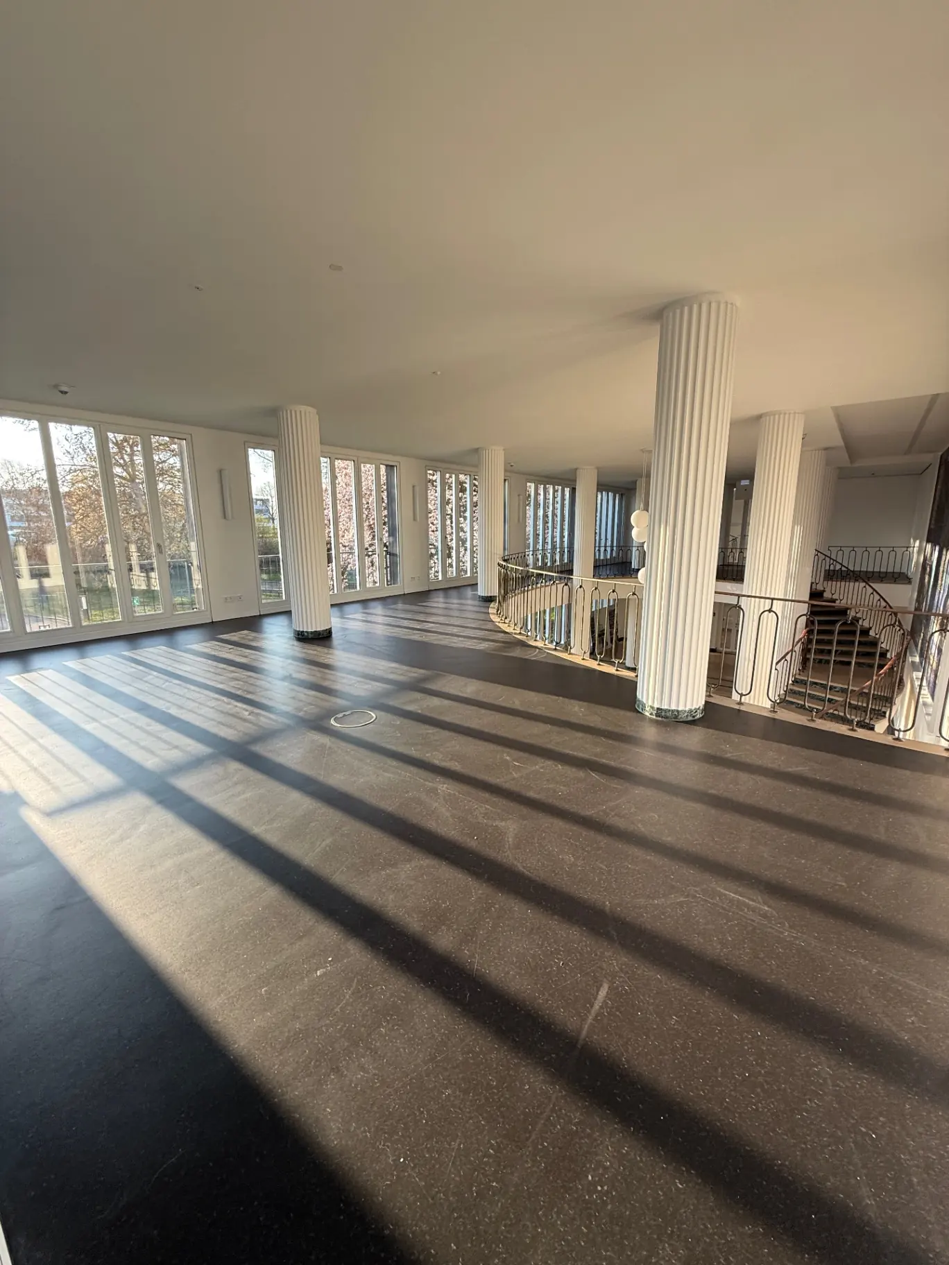 Heller Studiobereich auf der oberen Ebene mit Tageslicht und Hohlkehle